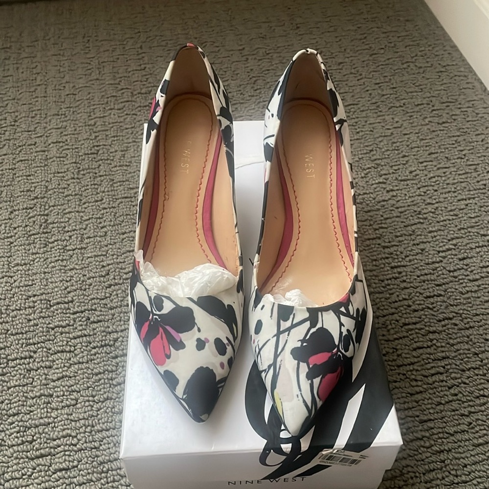 Flower Printed pumps